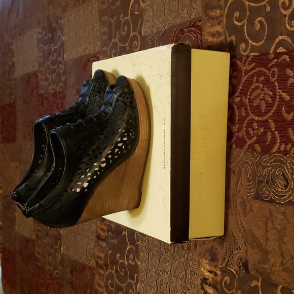 Restricted Peep toe wedge. Size 8. Black - Picture 2 of 3